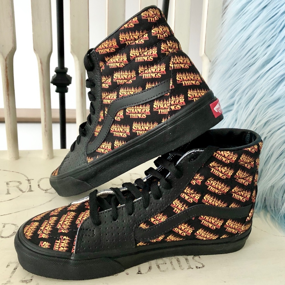 𝅺Vans X‎ Stranger Things, Collab, Off The Wall, High Top Sneakers, Customs, 7.5